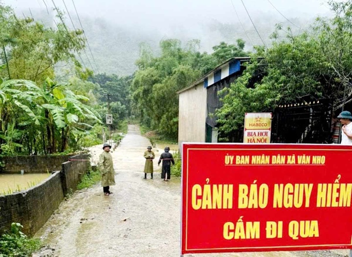 Thanh Hoá: Mưa lớn sạt lở gần 200 vị trí trên quốc lộ, giao thông ách tắc - 2