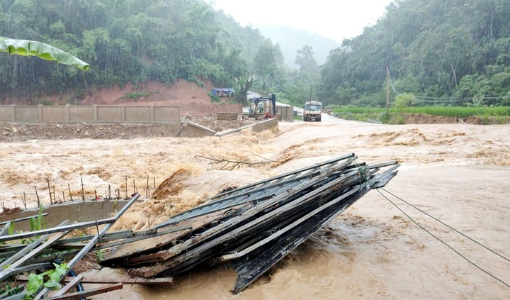 Nhiều huyện ở Thanh Hóa sơ tán dân, công bố tình huống khẩn cấp - 1