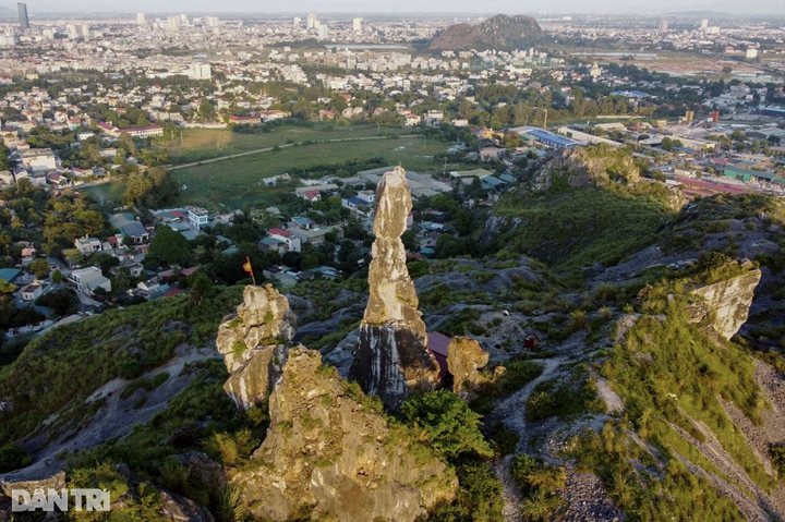 Khẩn cấp bảo tồn danh thắng hòn Vọng Phu ở Thanh Hoá bị sạt lở do sét đánh - 1