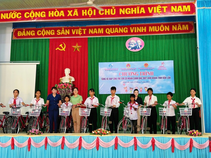 158 học sinh hoàn cảnh khó khăn vui mừng khi được tặng xe đạp mới - 3