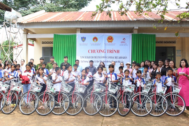 158 học sinh hoàn cảnh khó khăn vui mừng khi được tặng xe đạp mới - 1