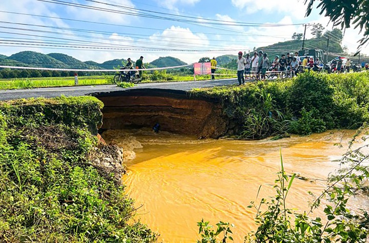 Sạt lở làm đứt gãy, tạo hố sâu trên tuyến đường huyết mạch ở Lâm Đồng - 2 Sạt lở làm đứt gãy, tạo hố sâu trên tuyến đường huyết mạch ở Lâm Đồng - 2