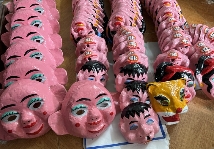 Nghệ nhân giữ nghề mặt nạ giấy bồi nơi phố cổ - 4 Nghệ nhân giữ nghề mặt nạ giấy bồi nơi phố cổ - 4