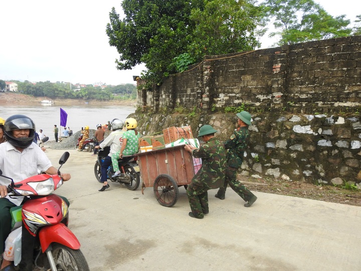 Những hình ảnh ngày đầu tiên người dân di chuyển qua cầu phao Phong Châu - 4 Những hình ảnh ngày đầu tiên người dân di chuyển qua cầu phao Phong Châu - 4