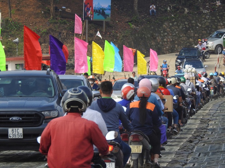 Những hình ảnh ngày đầu tiên người dân di chuyển qua cầu phao Phong Châu - 6 Những hình ảnh ngày đầu tiên người dân di chuyển qua cầu phao Phong Châu - 6