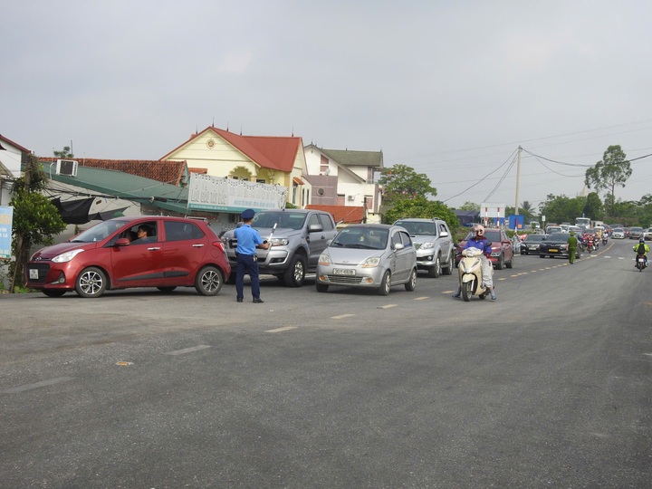 Những hình ảnh ngày đầu tiên người dân di chuyển qua cầu phao Phong Châu - 2 Những hình ảnh ngày đầu tiên người dân di chuyển qua cầu phao Phong Châu - 2