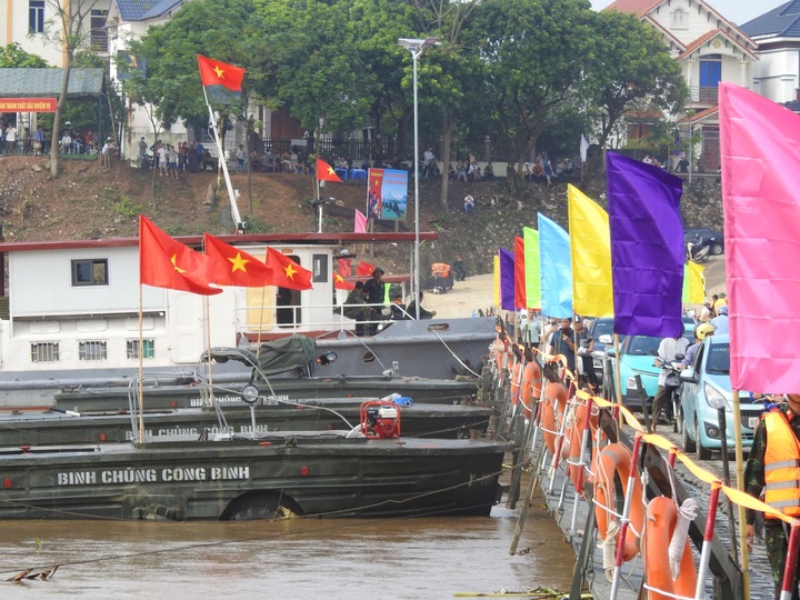 Những hình ảnh ngày đầu tiên người dân di chuyển qua cầu phao Phong Châu - 8 Những hình ảnh ngày đầu tiên người dân di chuyển qua cầu phao Phong Châu - 8