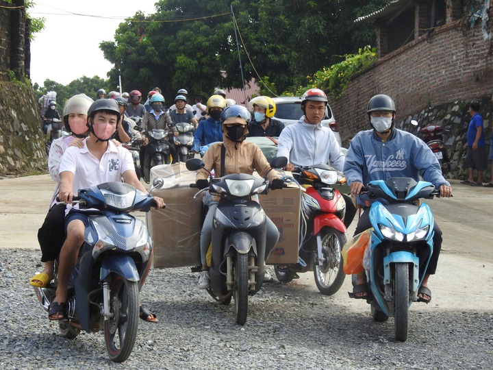 Những hình ảnh ngày đầu tiên người dân di chuyển qua cầu phao Phong Châu - 5 Những hình ảnh ngày đầu tiên người dân di chuyển qua cầu phao Phong Châu - 5