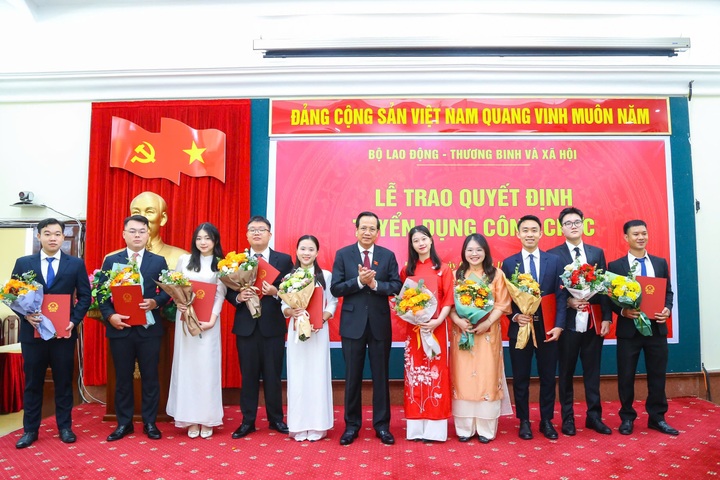 Bộ trưởng Đào Ngọc Dung dặn dò hai điều với công chức trẻ của Bộ LĐ-TB&XH - 2 Bộ trưởng Đào Ngọc Dung dặn dò hai điều với công chức trẻ của Bộ LĐ-TB&XH - 2