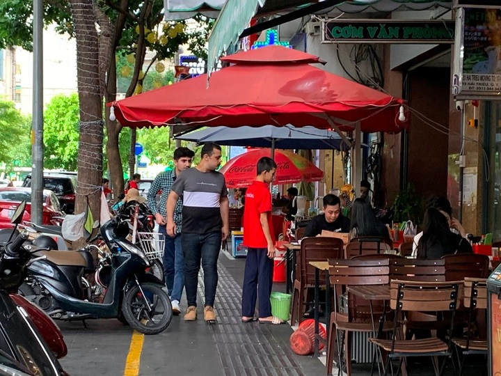 Để “kinh tế vỉa hè” trở thành nét văn minh của đô thị - 1 Để “kinh tế vỉa hè” trở thành nét văn minh của đô thị - 1