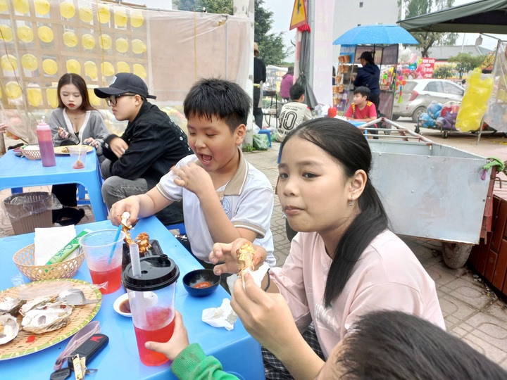 Tăng cường kiểm tra, giám sát chất lượng các món ăn vặt bán ở cổng trường - 1 Tăng cường kiểm tra, giám sát chất lượng các món ăn vặt bán ở cổng trường - 1