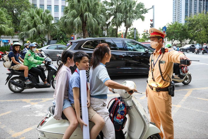 Học sinh còn chủ quan, không đội mũ bảo hiểm khi tham gia giao thông - 2 Học sinh còn chủ quan, không đội mũ bảo hiểm khi tham gia giao thông - 2