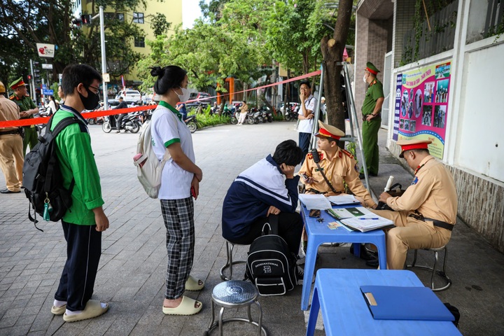 Học sinh còn chủ quan, không đội mũ bảo hiểm khi tham gia giao thông - 1 Học sinh còn chủ quan, không đội mũ bảo hiểm khi tham gia giao thông - 1