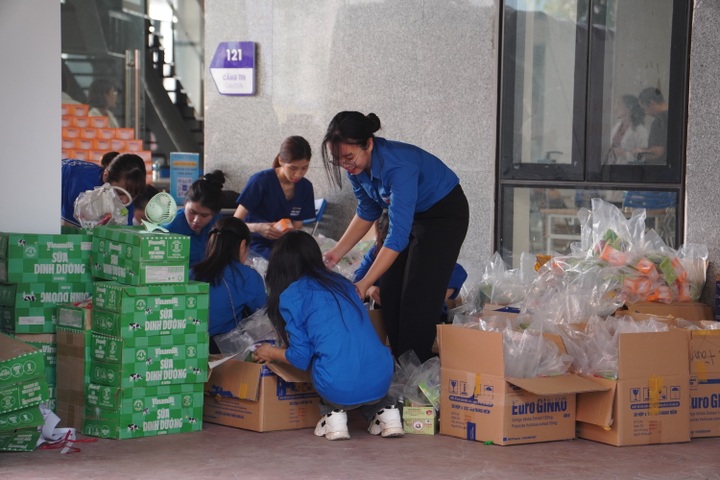 Hơn 1.000 người lớn và trẻ em Hà Nội được khám bệnh miễn phí - 3