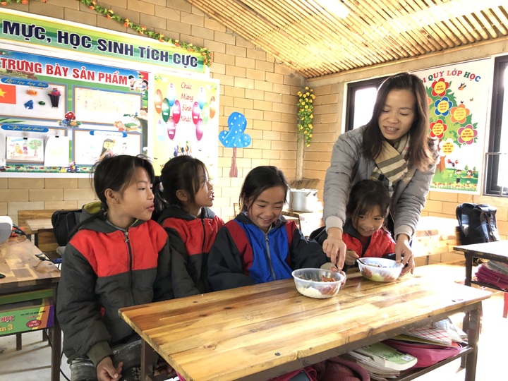 Đề xuất miễn học phí cho con nhà giáo: Thiếu công bằng với ngành nghề khác? - 1 Đề xuất miễn học phí cho con nhà giáo: Thiếu công bằng với ngành nghề khác? - 1