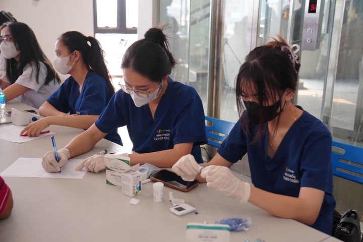 Hơn 1.000 người lớn và trẻ em Hà Nội được khám bệnh miễn phí - 2