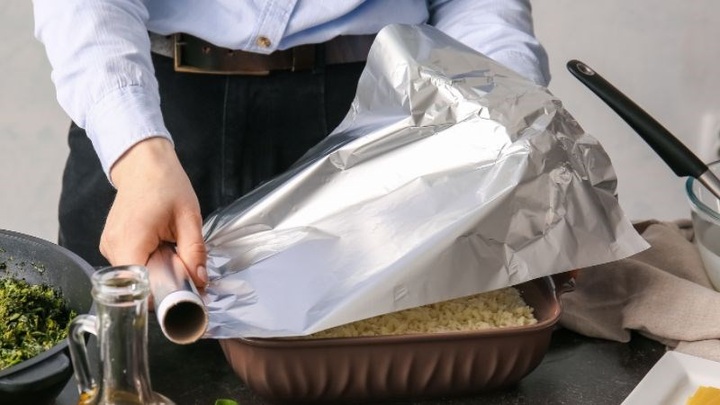 Những mẹo vặt với giấy thiếc dùng bọc thực phẩm ít người biết - 1