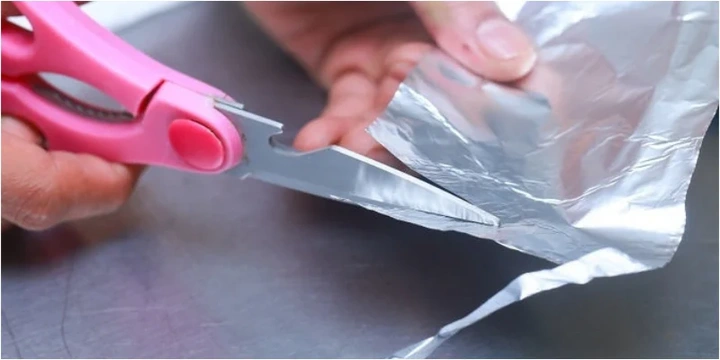 Những mẹo vặt với giấy thiếc dùng bọc thực phẩm ít người biết - 2