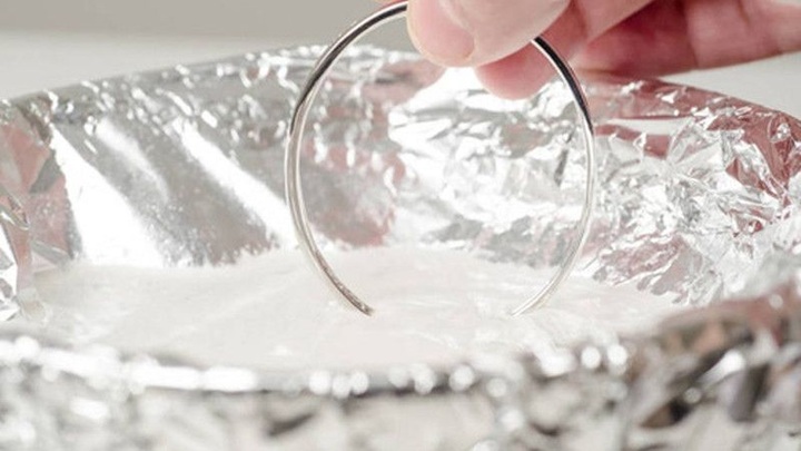 Những mẹo vặt với giấy thiếc dùng bọc thực phẩm ít người biết - 3