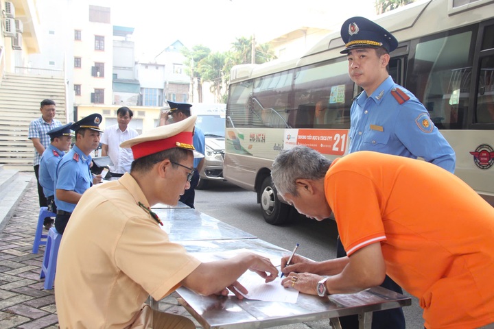 Hà Nội xử lý nghiêm trường hợp xe đưa đón học sinh vi phạm quy định - 1