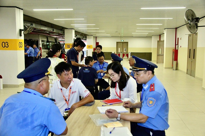 Hà Nội xử lý nghiêm trường hợp xe đưa đón học sinh vi phạm quy định - 2