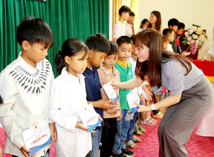 Hơn 560 triệu đồng dành tặng trẻ em hoàn cảnh đặc biệt, khó khăn Lạng Sơn - 1