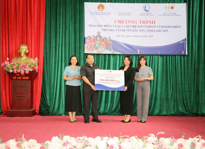 Hơn 560 triệu đồng dành tặng trẻ em hoàn cảnh đặc biệt, khó khăn Lạng Sơn - 3