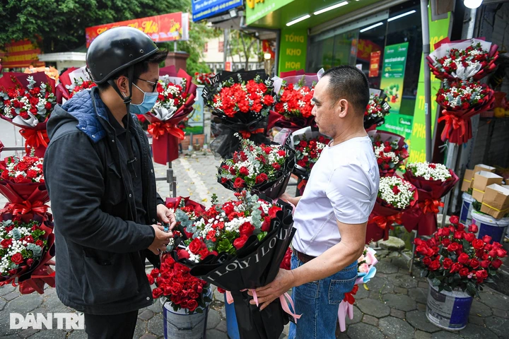 Hà Nội thị trường hoa tươi tăng giá mạnh sát ngày 20/10 - 1 Hà Nội thị trường hoa tươi tăng giá mạnh sát ngày 20/10 - 1