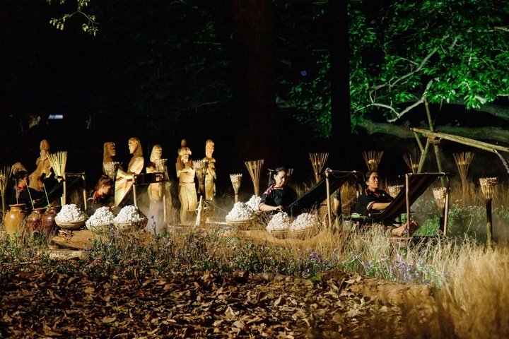 "Vũ điệu đam mê" với thời trang thổ cẩm dưới tán cây Long Não cổ thụ - 3 "Vũ điệu đam mê" với thời trang thổ cẩm dưới tán cây Long Não cổ thụ - 3