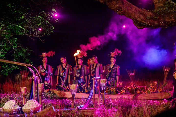 "Vũ điệu đam mê" với thời trang thổ cẩm dưới tán cây Long Não cổ thụ - 4 "Vũ điệu đam mê" với thời trang thổ cẩm dưới tán cây Long Não cổ thụ - 4