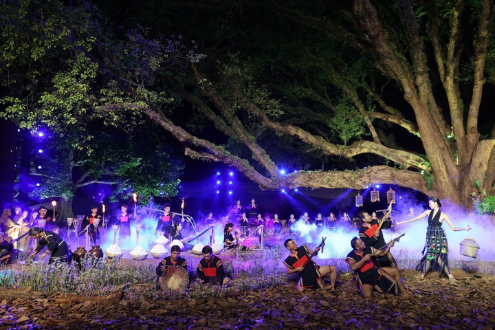 "Vũ điệu đam mê" với thời trang thổ cẩm dưới tán cây Long Não cổ thụ - 1 "Vũ điệu đam mê" với thời trang thổ cẩm dưới tán cây Long Não cổ thụ - 1