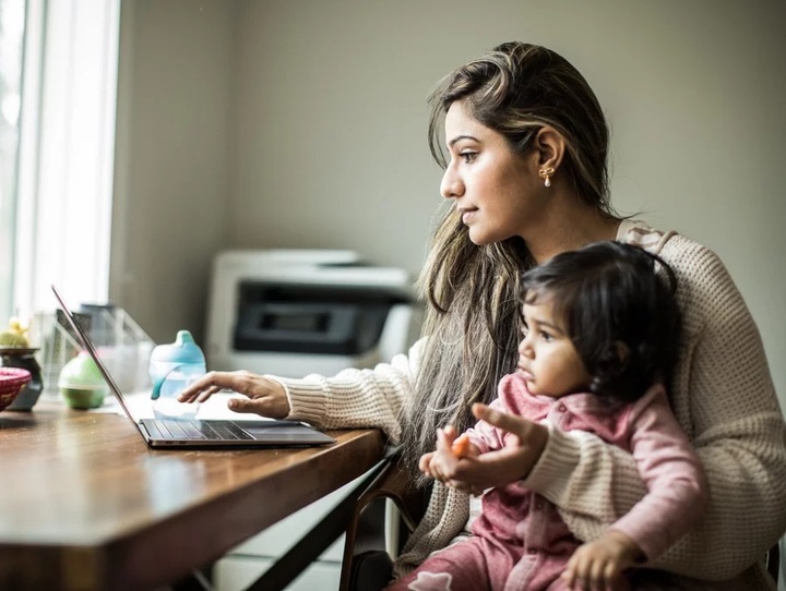 Mỹ: Phụ nữ mất 20.000 USD tiền lương/năm vì chăm con cái - 1