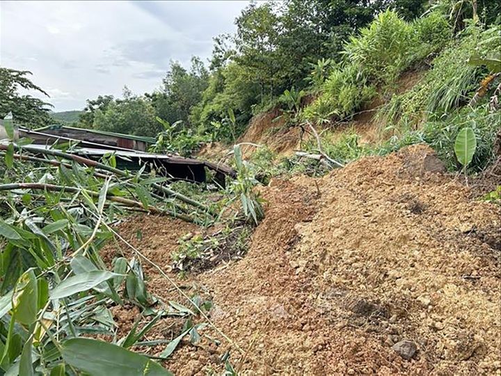 Khẩn cấp di dời các hộ dân bị ảnh hưởng bởi sạt lở đất tại Đắk Lắk - 1