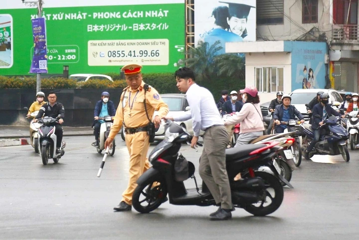 Cấm tuyệt đối nồng độ cồn và 27 hành vi bị cấm khác khi lái xe, từ 2025 - 1