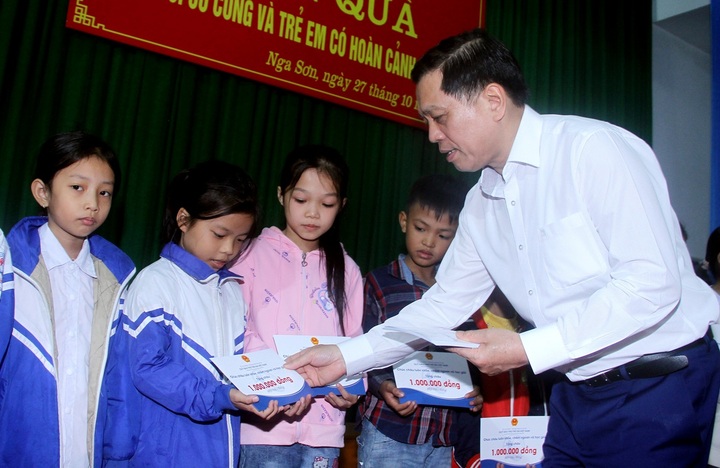 Thứ trưởng Nguyễn Bá Hoan thăm và tặng quà người có công tại Thanh Hóa - 2