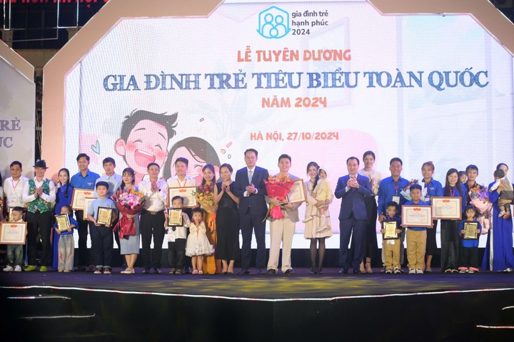 "Gia đình trẻ tiêu biểu" 2024: Những sứ giả lan tỏa tình yêu và hạnh phúc - 1 "Gia đình trẻ tiêu biểu" 2024: Những sứ giả lan tỏa tình yêu và hạnh phúc - 1