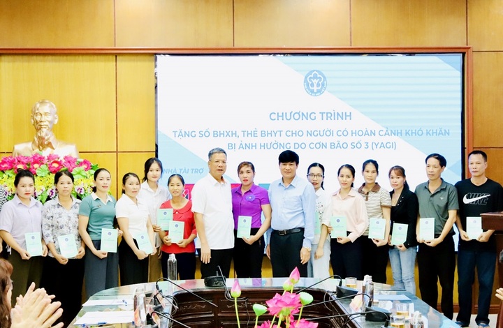 Tặng sổ BHXH, thẻ BHYT cho người dân bị ảnh hưởng bởi bão Yagi - 1 Tặng sổ BHXH, thẻ BHYT cho người dân bị ảnh hưởng bởi bão Yagi - 1