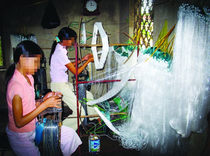 Áp lực kiếm tiền phụ giúp gia đình, nhiều trẻ em phải lao động sớm - 1