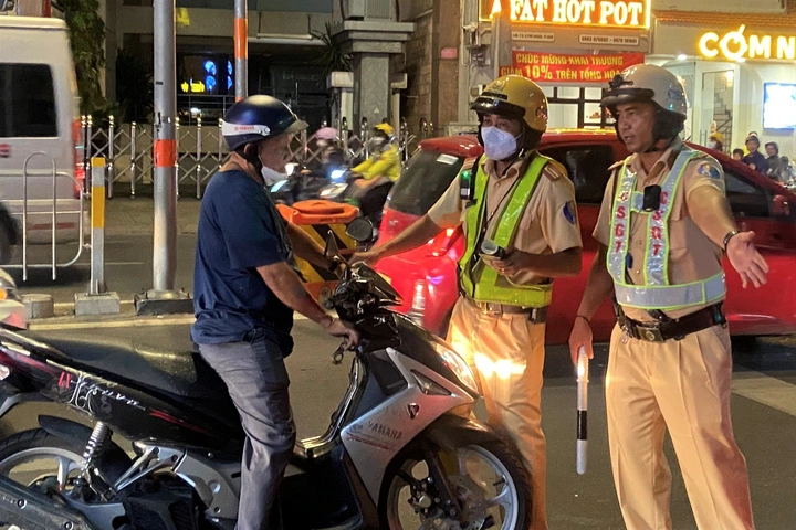 Bỏ xe khi vi phạm nồng độ cồn, ngoài bị phạt có đăng ký xe mới được không? - 1