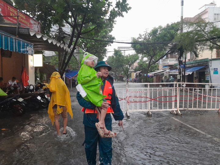 Đà Nẵng mưa lớn, nhiều tuyến đường ngập sâu, học sinh nghỉ học - 3 Đà Nẵng mưa lớn, nhiều tuyến đường ngập sâu, học sinh nghỉ học - 3