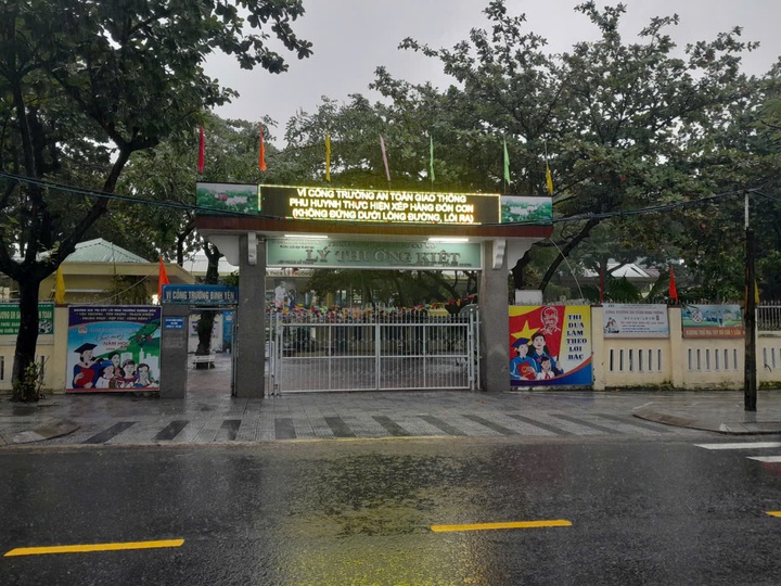 Đà Nẵng mưa lớn, nhiều tuyến đường ngập sâu, học sinh nghỉ học - 6 Đà Nẵng mưa lớn, nhiều tuyến đường ngập sâu, học sinh nghỉ học - 6