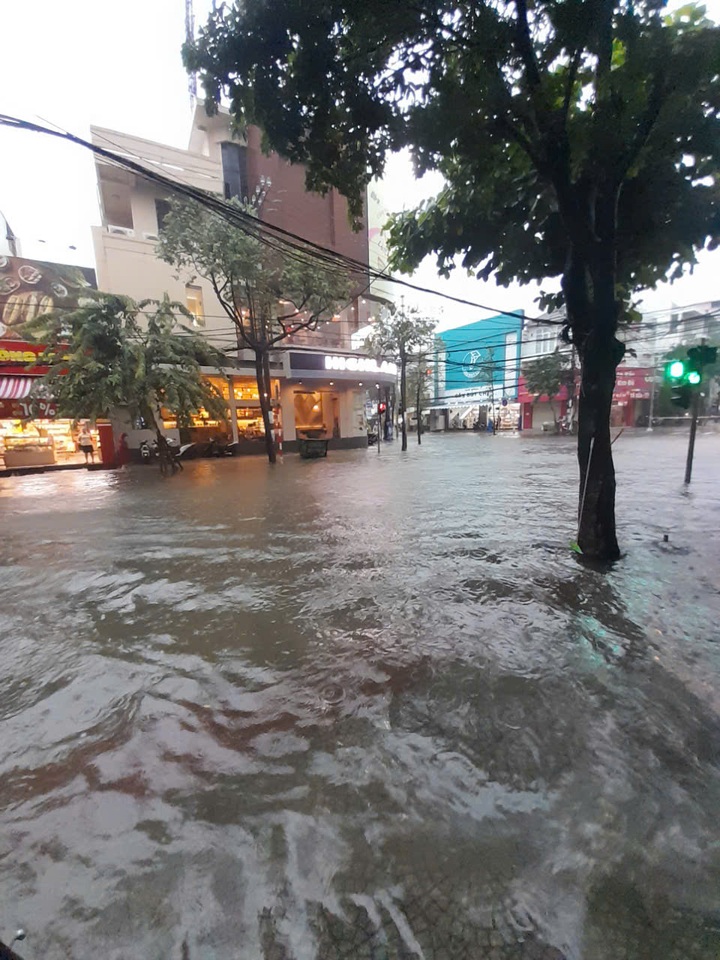 Đà Nẵng mưa lớn, nhiều tuyến đường ngập sâu, học sinh nghỉ học - 2 Đà Nẵng mưa lớn, nhiều tuyến đường ngập sâu, học sinh nghỉ học - 2