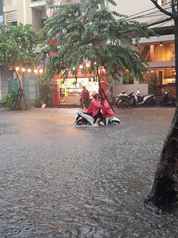 Đà Nẵng mưa lớn, nhiều tuyến đường ngập sâu, học sinh nghỉ học - 1 Đà Nẵng mưa lớn, nhiều tuyến đường ngập sâu, học sinh nghỉ học - 1