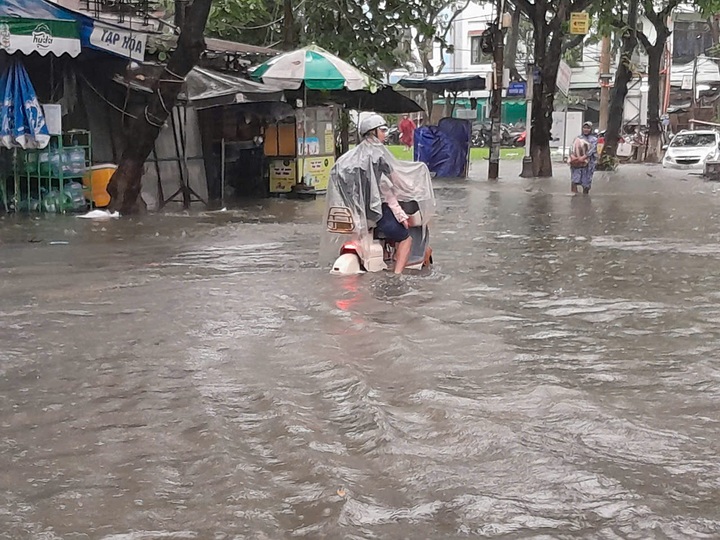 Đà Nẵng mưa lớn, nhiều tuyến đường ngập sâu, học sinh nghỉ học - 7 Đà Nẵng mưa lớn, nhiều tuyến đường ngập sâu, học sinh nghỉ học - 7