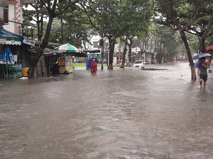 Đà Nẵng mưa lớn, nhiều tuyến đường ngập sâu, học sinh nghỉ học - 5 Đà Nẵng mưa lớn, nhiều tuyến đường ngập sâu, học sinh nghỉ học - 5