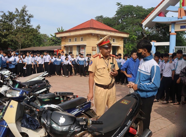 Đắk Lắk lập biên bản 2.237 học sinh vi phạm luật giao thông trong 1 tháng - 1 Đắk Lắk lập biên bản 2.237 học sinh vi phạm luật giao thông trong 1 tháng - 1