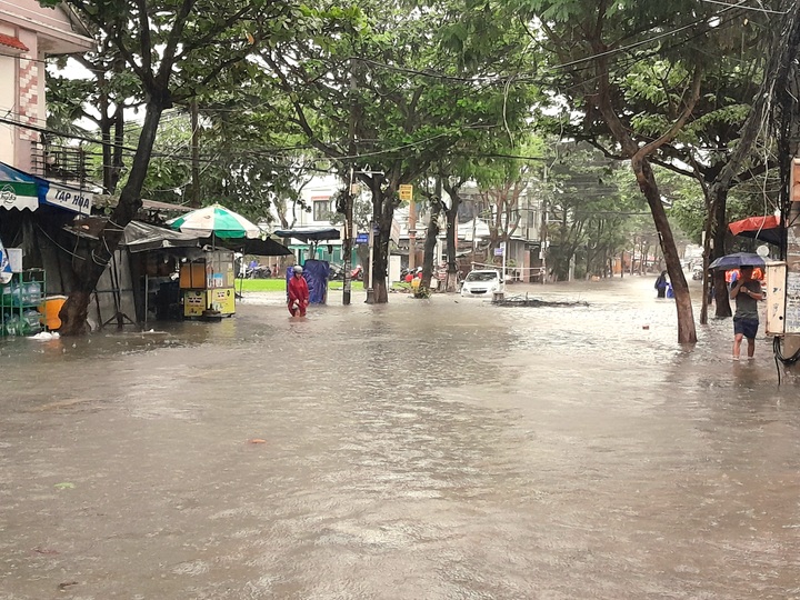 Đà Nẵng kêu gọi tàu thuyền vào bờ tránh bão Yinxing - 3