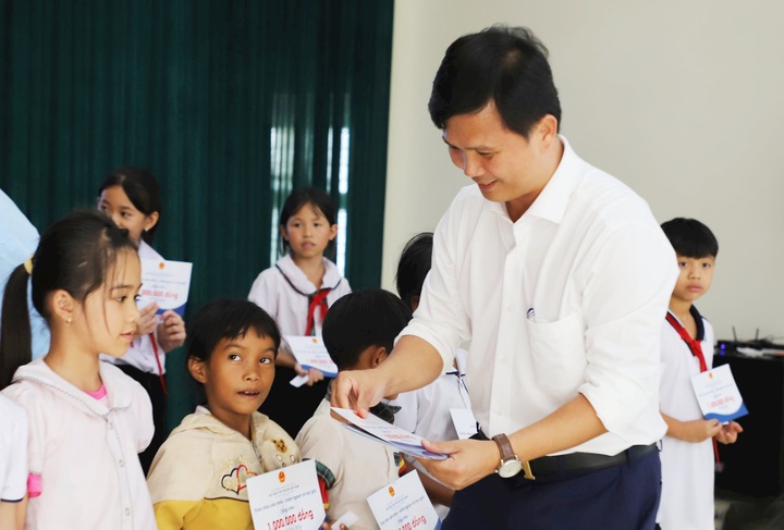 Hàng trăm suất học bổng tặng trẻ em khó khăn huyện nghèo tỉnh Đắk Nông - 2