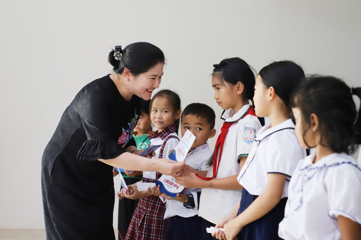 Hàng trăm suất học bổng tặng trẻ em khó khăn huyện nghèo tỉnh Đắk Nông - 1