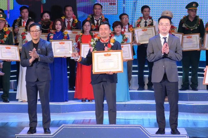 Vinh danh 60 giáo viên hết lòng cống hiến vì sự nghiệp "trồng người" - 2